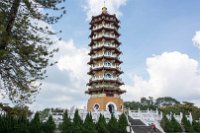 Ci-En-Pagode. Schon total geschafft vom schwülen feuchten Wetter und dem Aufstieg auf den Berg steigen wir auf 46 Meter hohe Pagode.